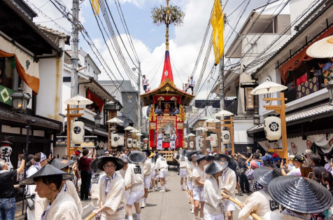 17日の前祭の巡行を終えて、新町通りを自分の鉾町の会所に向かう「函谷鉾」（かんこほこ）。（撮影：安田）