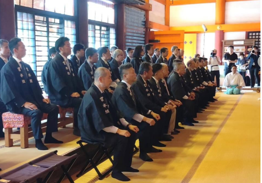 7月1日八坂神社本殿にて、宮本組組員の吉符入りのご祈祷。　　　（撮影：安田格カメラマン）