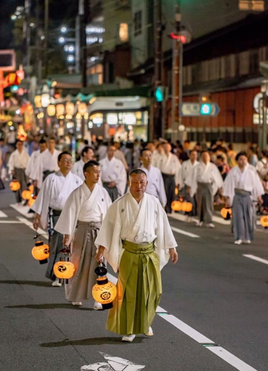 神輿洗（みこしあらい）は宮本組主宰の神事で、八坂神社から四条大橋を2往復します。（撮影：安田格カメラマン）