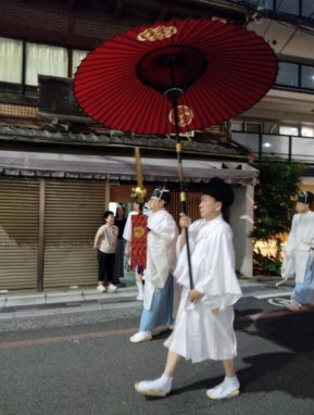 今年は、「東御座」の先頭で矛というご神宝を持つ。