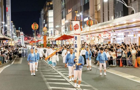 「神幸祭」と「還幸祭」の先頭を行くのは、宮本組が持つ「勅板」です。少し前まで、当時の円融天皇が、疫病が流行ると開催し、落ち着くとやらなかったお祭りを、やったりやらなかったりするのではなく、毎年開催せよ、との勅命を書いたものを使っていました。　　　　　　（撮影：安田）