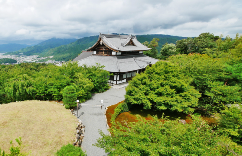 東山山頂にある将軍塚に隣接して、国宝「青不動明王」がお祀りされている「将軍塚青龍殿」と、近年新設され、京都市内を一望できる1000平米超えの、木造「大舞台」があり、新たな京都の名所となっています。