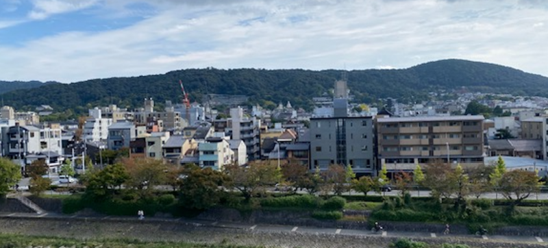 華頂山から清水山を臨む