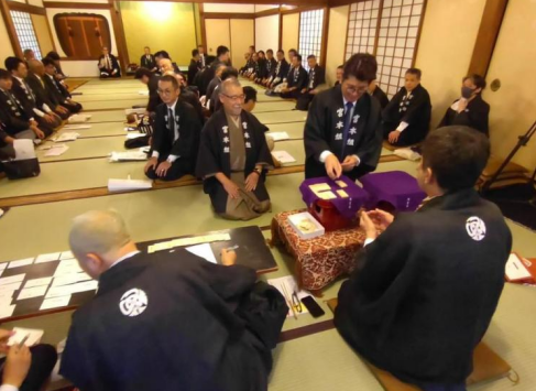 八坂神社の一室を借りて、宮本組の神宝奉持のくじ取り。さて、今年はどこのお神輿を先導して、どんなお宝を持つことになるのか。（撮影：安田）