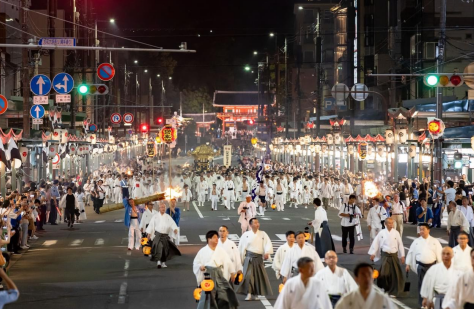 宮本組が先導して、後ろから飾りを外したお神輿さんが続く。（撮影：安田）