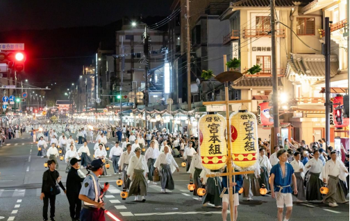 南座前まで進んだ一行。（撮影：安田）