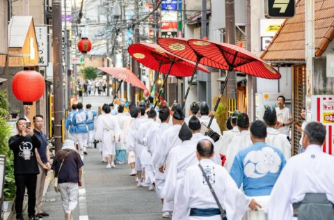 遠目から宮本組の行列を見たところ。朱傘の高さがそろっていると綺麗に見えますね。（撮影：安田）