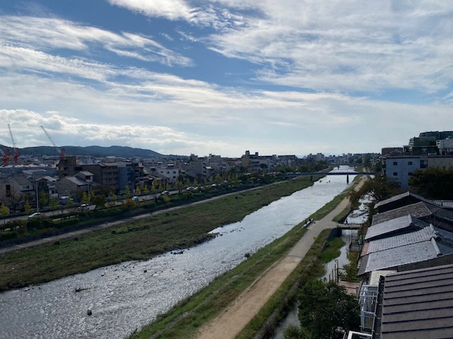 遥か稲荷山を臨む。手前に松原橋（旧五条大橋）、その奥に現五条大橋。