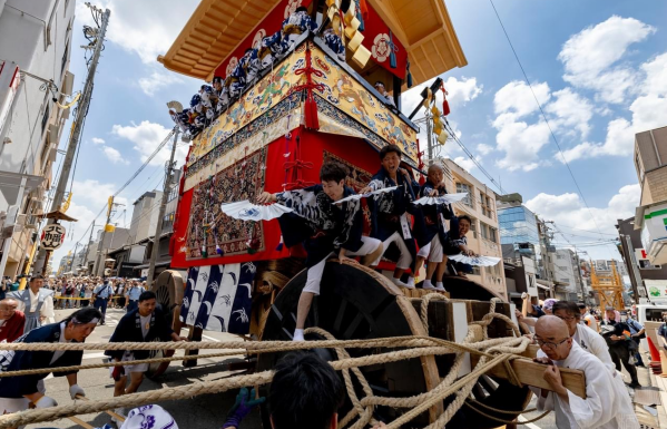 山鉾巡行のハイライトの「辻回し」（つじまわし）。進行方向を90度変更するために、2回3回と車輪の下に竹を敷き、水を打って滑り易くしてから方向転換をする。　　　　（撮影：安田）