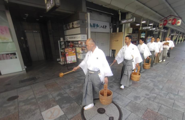 7月18日から24日まで、毎朝6時に集合し、前の日のお水を、撒きながら八坂神社に行き、神社で新しい水を汲んだものを御旅所に運び、3基のお神輿のご祭神に、水をささげる「青龍神水御旅所奉納」を宮本組有志が、交代で行っています。(撮影：澤木政輝）