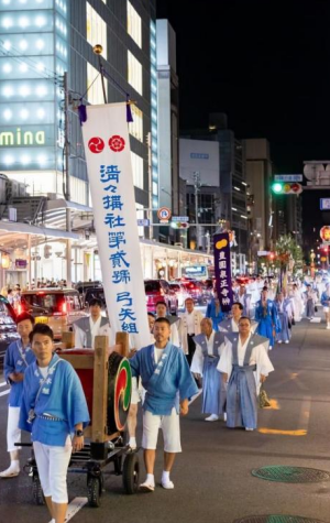 今年は、50年ぶりに弓矢町の町内も祇園祭に参加されました。来年は、神輿の行列を警護したという「武者行列」も復活するそうです。（撮影：安田）