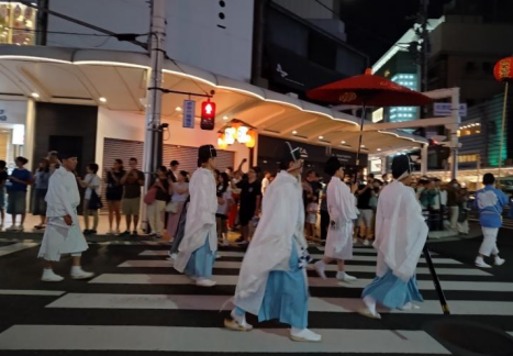 三条大橋を過ぎて、河原町通に出るところ。