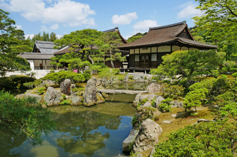 「東求堂」には、いまも伝わる生花、茶道が生まれた四畳半の「同仁斎」があり、東山文化が花開いた、舞台となったことでも有名。